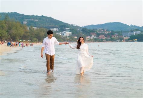 Casal Feliz Indo Lua De Mel Viaja Na Praia De Areia Tropical No Verão