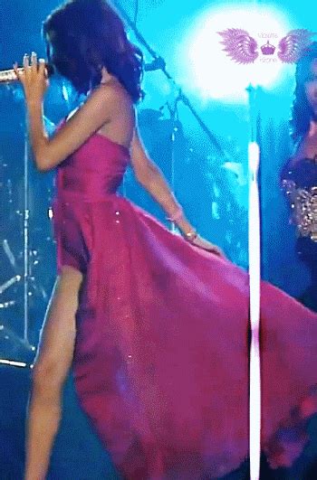 Selena Gomez Flashes Her Vagina On Stage