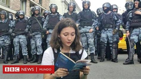 Protestas En Rusia Olga Misik La Adolescente Que Se Puso A Leer La