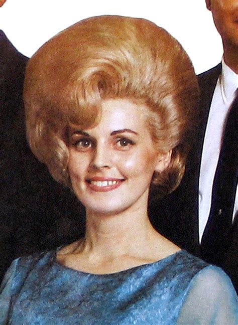 hair hall  fame bouffant du jour