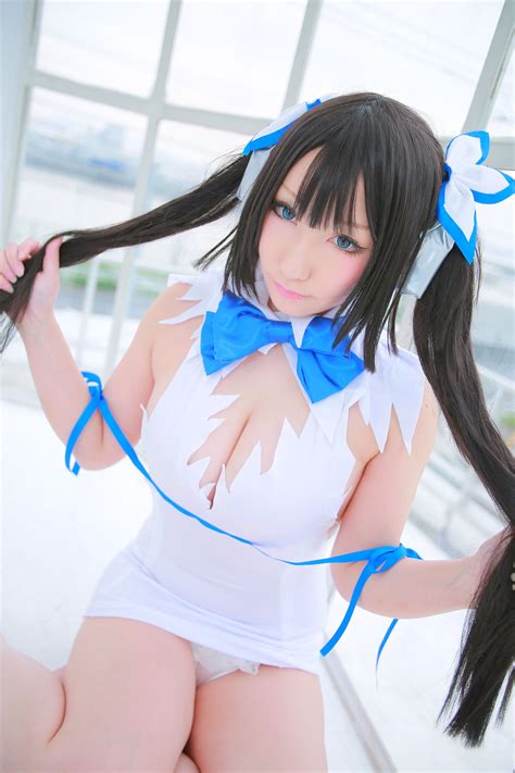 hot hestia cosplay by saku even has the ribbon sankaku