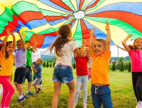 de leukste spelletjes en activiteiten voor  de zomer vakantie mamaliefdenl parachute