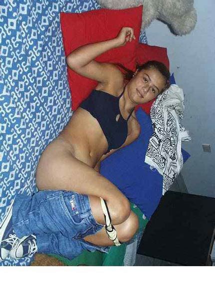 teen indian girl ne utari jeans aur panty nude chut pics