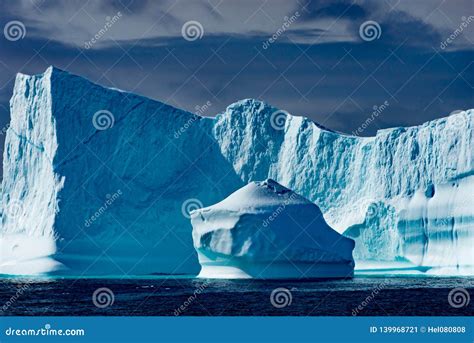 ijsbergen  groenland reusachtige ijsberggebouwen met toren stock afbeelding image