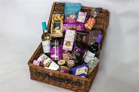 luxury hampers   great christmas gift counting  ten