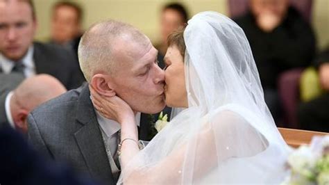 terminally ill mum ties the knot as strangers rally to make her big day