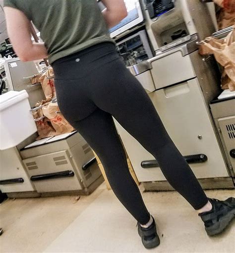 teen college girl creepshot of her sexy ass in leggings