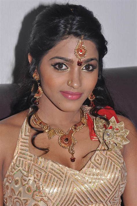 movie hub tamil actress dhanshika hot photos