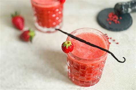 Kotányi Mule Cocktail In Einem Glas Mit Erdbeere Und Vanilleschote