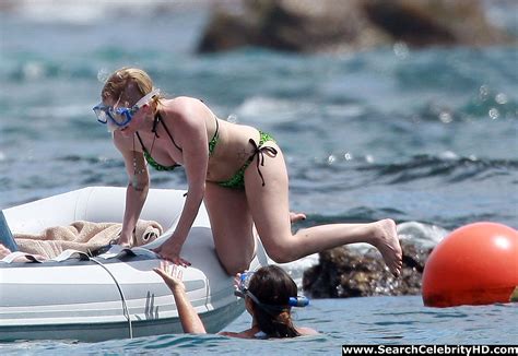 Fresh Celebrity Pics Avril Lavigne Sexiest Bikini Pictures