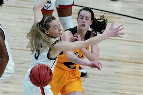 uconn s geno auriemma pulled caitlin clark aside after the huskies win