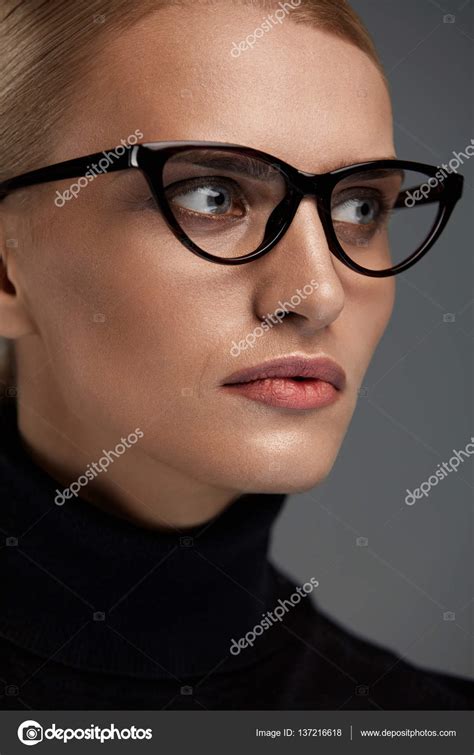 donne moda occhiali ragazza in occhiali telaio occhiali alla moda — foto stock © puhhha 137216618