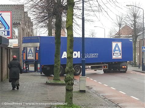 transport  aldi vrachtwagen met pech blokkeert straat  boekel foto
