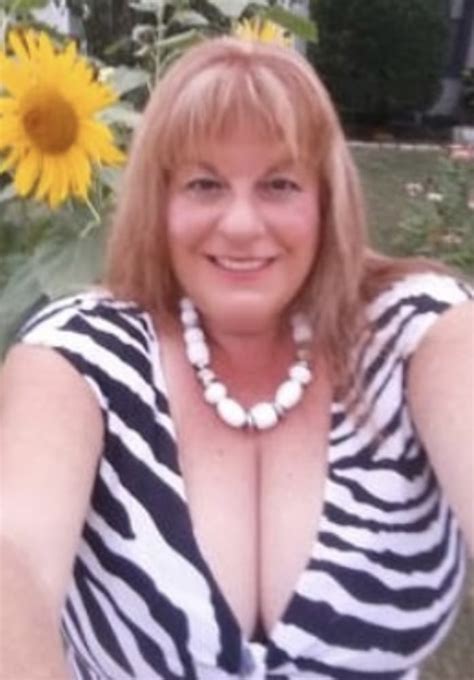 sexy gilf milf and cleavage 82 pics