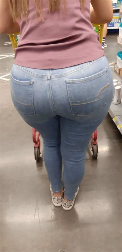 bonita señora en jeans apretados caderas redondas mujeres bellas en