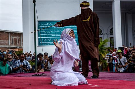 indonesia aceh stop alle fustigazioni pubbliche solo in prigione e niente video