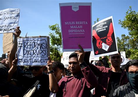 clashes erupt as thousands protest indonesia legal reforms