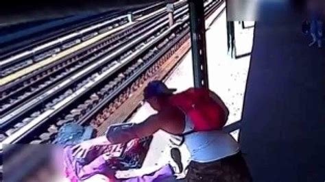 la policía capturó al hombre que arrojó a una mujer a las vías del tren