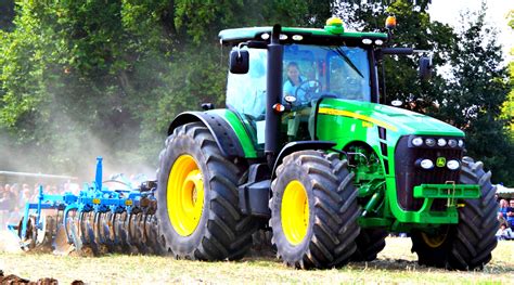 farmers  legally fix   john deere tractors due