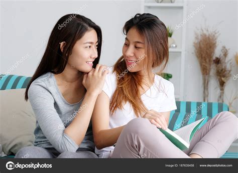 lgbt junge süße asiatische lesben paar glücklichen moment homosexuelle — stockfoto © mangpor