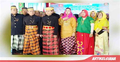 lengkap  daftar pakaian adat tradisional  indonesia
