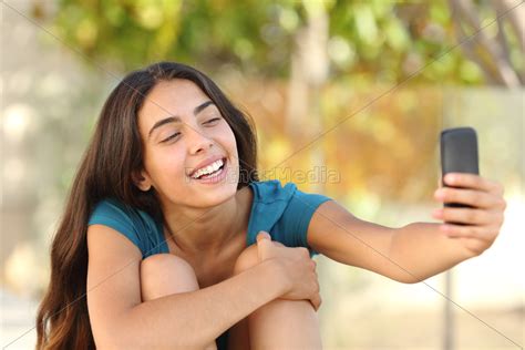 glückliches jugendlich mädchen das ein selfie lizenzfreies foto