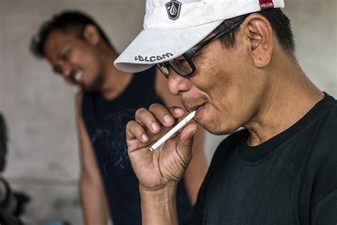 alasan kiai tidak mengharamkan rokok menurut gus muwafiq bungkus rokok
