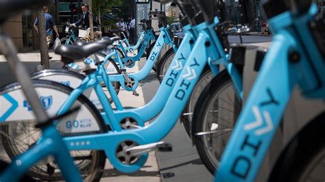 divvy stations  miles  bike lanes coming  south side city  chicago news wttw
