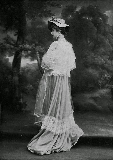 26 vintage photos show beautiful parisian women s fashion