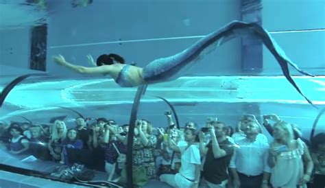 cool dit italiaanse zwembad heeft een zeemeermin damespraatjes