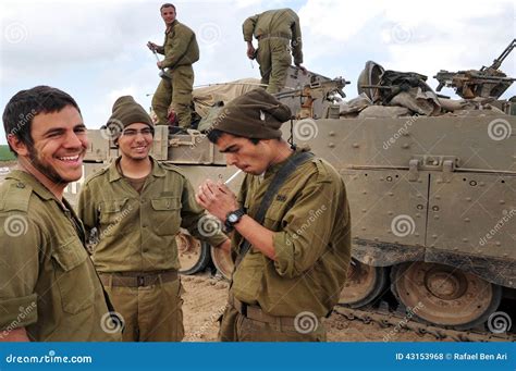 israelische legermilitairen die tijdens staakt het vuren rusten redactionele stock foto image