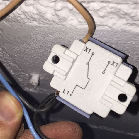 wie verbinde ich diese kabel aus diesem lichtschalter mit diesem neuen