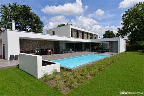 moderne en kubistische villa met zwembad en een unieke veranda met muurdecoratie van geopietra