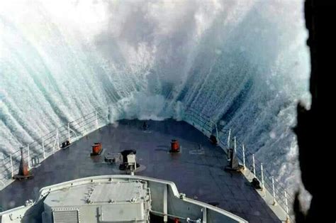 schip tijdens een storm fotografia increible barcos de pesca barcos