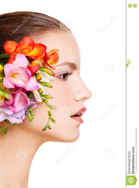 vrouwelijk die gezicht met bloem op wit wordt geisoleerd profiel stock foto image