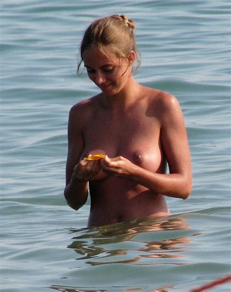 exhibitionist teen plays in the water and sand pichunter