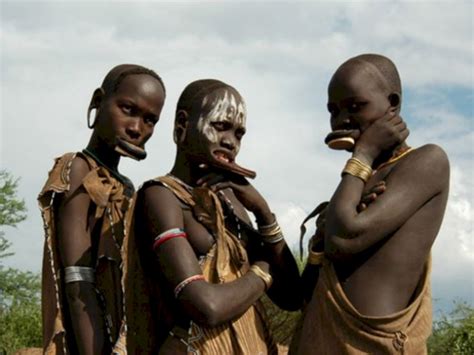 fakta suku mursi  ethiopia lempengan piring  bibir jadi standar kecantikan wanita indozoneid