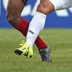 global boot spotting soccerbible arsenal ladies liverpool legends  black nikes
