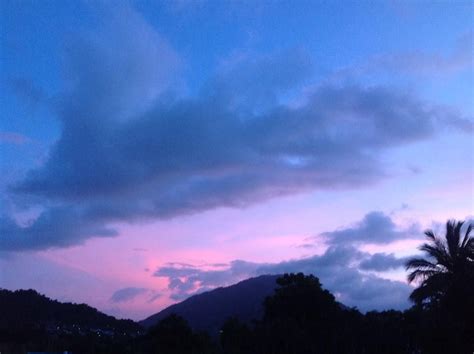 gorgeous pastel sky over cairns pic by izzi massage cairns paradise