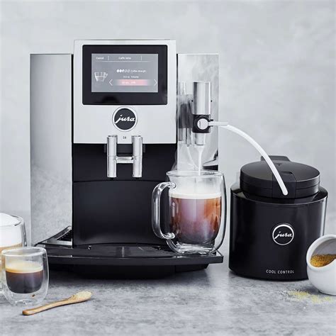 jura  chrome automatic coffee machine sur la table homecoffeemachines automatic coffee
