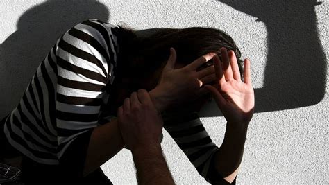 erpressung sechs junge männer sollen 14 jährige zu sex gezwungen haben