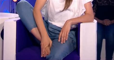 arrivée pieds nus dans on n est pas couché camille essuie les