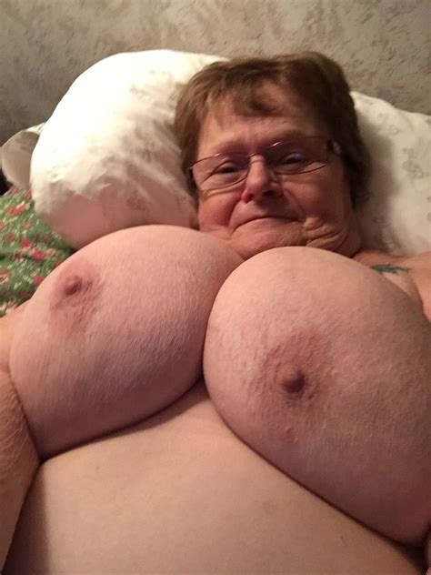 inviting mature babes showing off their cunts