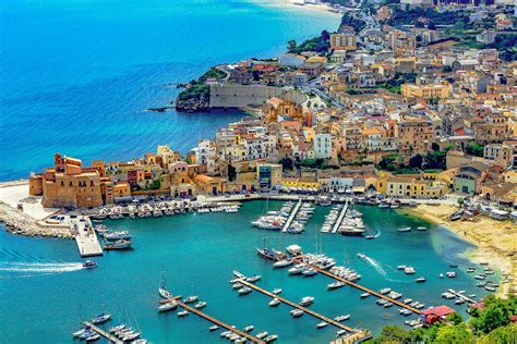 seaside towns  beaches  italy