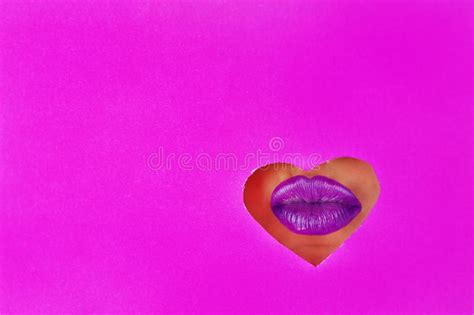 cosmetici and orli macro di trucco dei lipgloss di modo nel bacio dolce immagine stock immagine