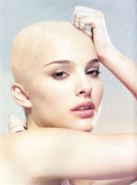 La pettinatura scelta per l'occasione è il massimo dell'essenzialità. Pin on shaved