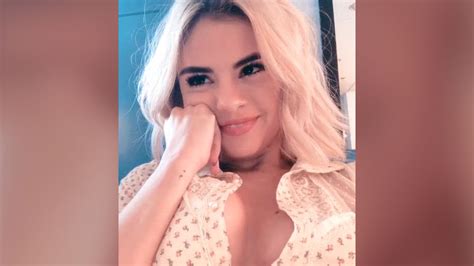 Selena Gomez Debuts New Platinum Blonde Hair At Amas And It S A Huge