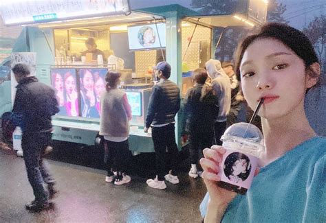 Lee Sung Kyung Ne Arată Cum Mănâncă Fericită Mâncarea Trimisă De Park