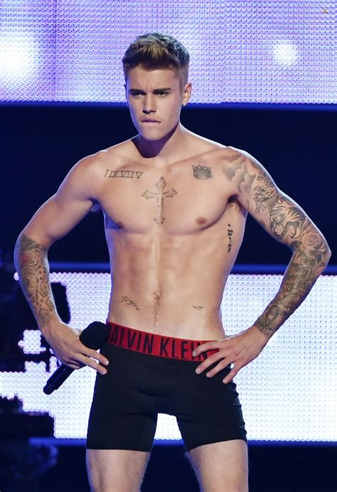Justin Bieber Shirtless During Fashion Rocks Photos