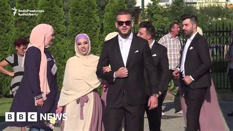 sixty bosnian muslim couples marry in mass nuptials bbc news